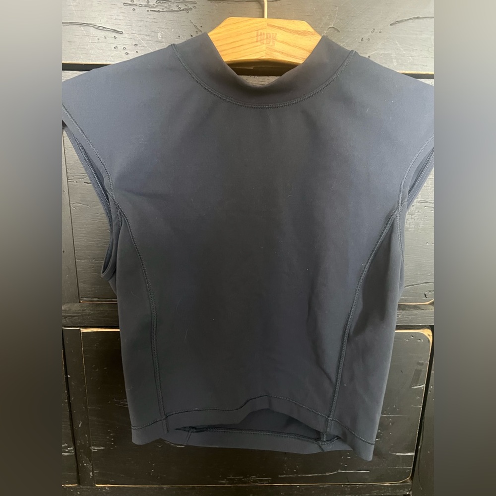 Lululemon. Crop top. Size 2/4. Used/ great condition